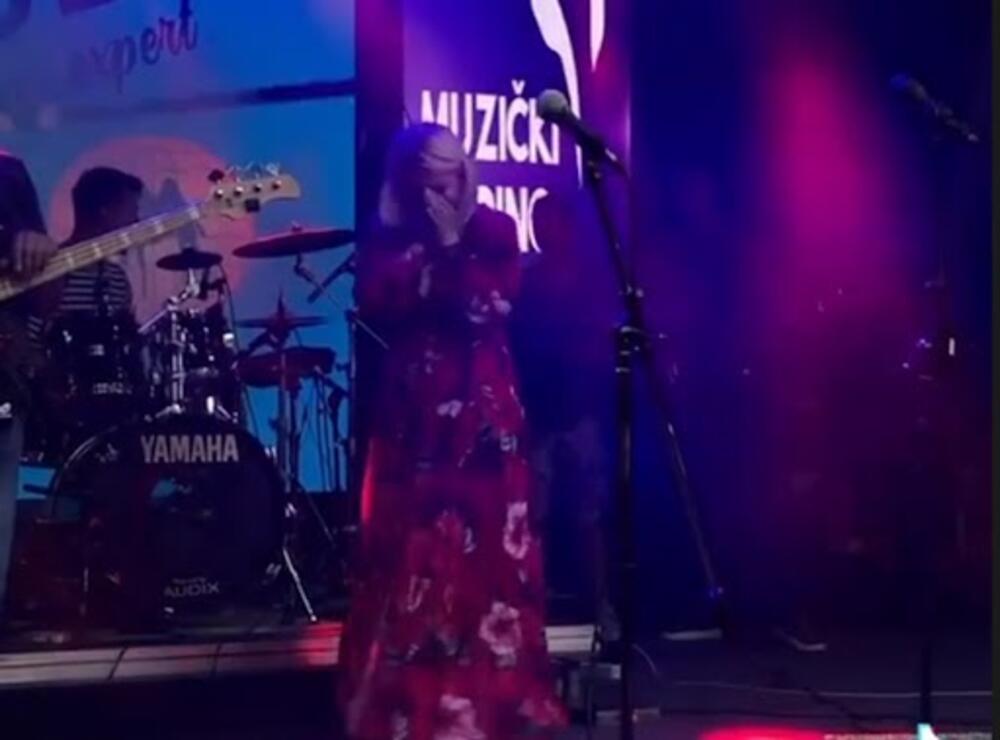 Pevačica je na bini brisala suze, a onda je smogla snage da nastavi i otpevala je baladu do kraja