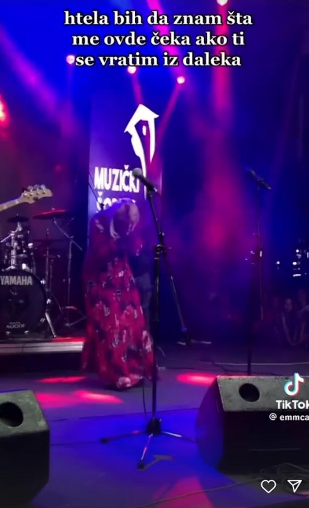 Pevačica je snimila veliki broj hitova koje publika obožava, a na poslednjem nastupu koji je imala u Novom Pazaru je i zaplakala