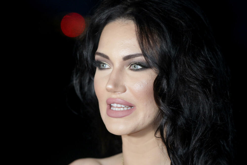 ŽIVELA NA VISOKOJ NOZI DOK JE BILA U PORODICI KARIĆ, A EVO JE SADA! Venčao ih Irinej, a TAJNI RAZVOD je sve šokirao