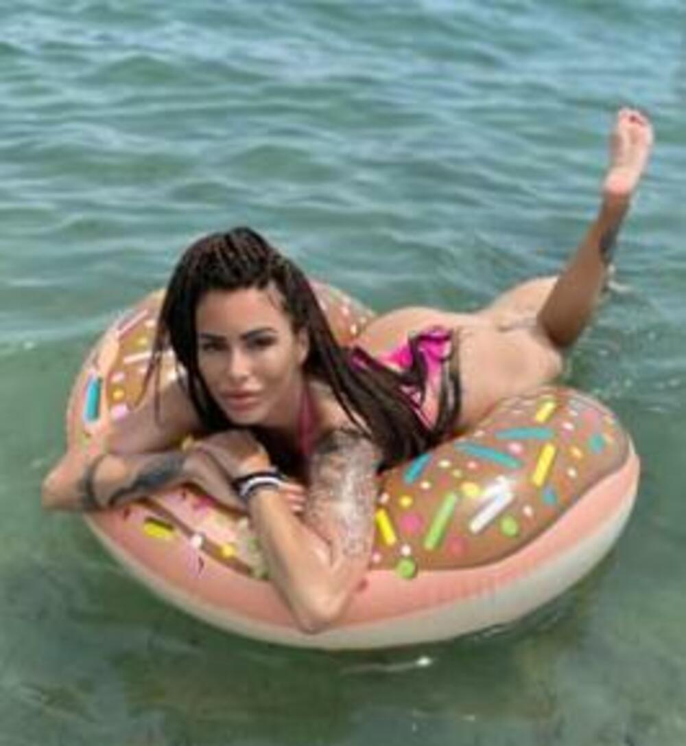 Osim platforme za odrasle ona svoj biznis promoviše i na drugim platformama