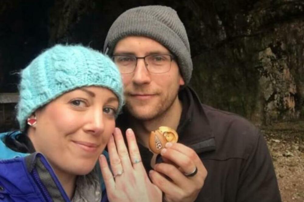 ANA JE DVE GODINE NOSILA OGRLICU KOJU JOJ JE POKLONIO DEČKO: Kada je saznala ISTINU o njoj, ostala je UKOPANA