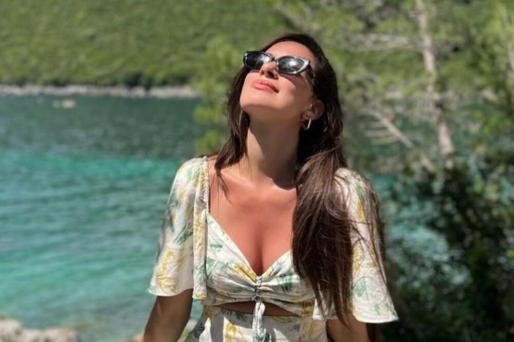 DA LI JE ONA NAJBOLJA RIBA NA RTS? Voditeljka kao PRAVA BOGINJA, haljina PRIPIJENA UZ TELO dovodi do ludila