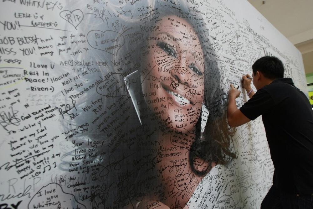 Umrla je u 50. godini, 11. februara 2012. godine u Los Anđelesu