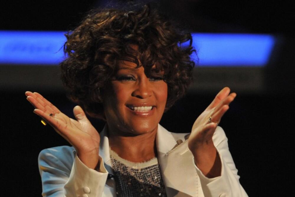 ŠUŠKALO SE DA VOLI I MUŠKARCE I ŽENE, POROK JOJ JE POSTAO CENTAR SVETA: Teška BIOGRAFIJA Vitni Hjuston izaziva JEZU