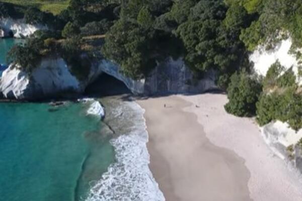 POGLEDAJTE OVO NESTVARNO MESTO: Prelepa plaža sa pećinom je čudo prirode koje ODUŠEVLJAVA MNOGE (VIDEO)
