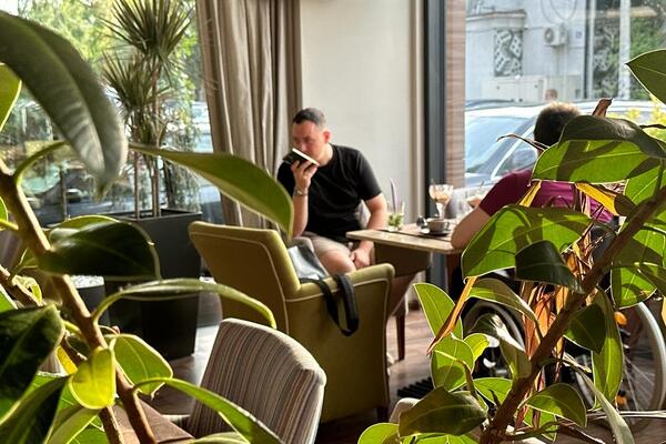 ŠTA MU BI? Espreso paparaco uhvatio POZNATOG SRBINA u restoranu, NERVOZAN I SAM: Ovakvog ga ne znate (FOTO)