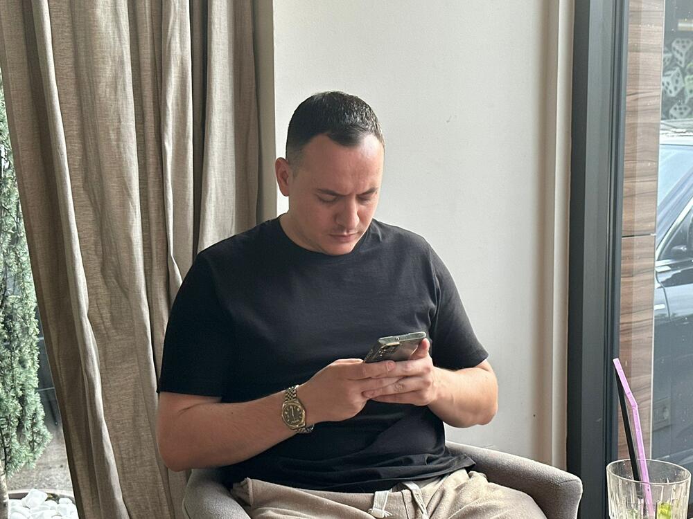 POSLE IZNENADNOG RAZVODA KRENUO DALJE: Bivši muž voditeljke Pinka stigao u Beograd - u pratnji mu OVA DAMA