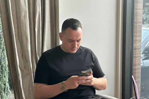 POSLE IZNENADNOG RAZVODA KRENUO DALJE: Bivši muž voditeljke Pinka stigao u Beograd - u pratnji mu OVA DAMA