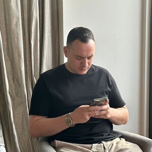 POSLE IZNENADNOG RAZVODA KRENUO DALJE: Bivši muž voditeljke Pinka stigao u Beograd - u pratnji mu OVA DAMA