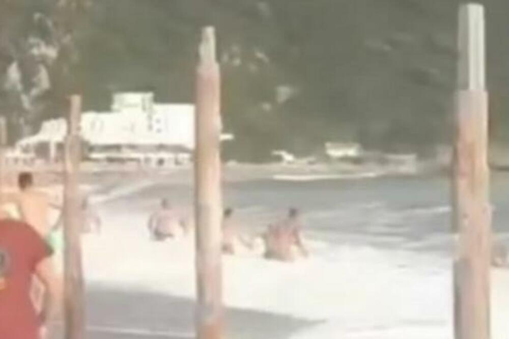 "LJUDI NE IGRAJTE SE GLAVOM": Uprkos CRVENOJ ZASTAVICI ušao u vodu, tragedija u Čanju jedva IZBEGNUTA (VIDEO)