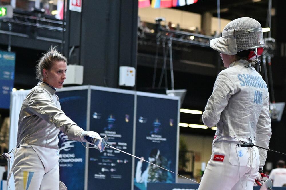 SKANDAL U MILANU: Ruskinja krenula da pruži ruku, Ukrajinka je dočekala mačem! (VIDEO)