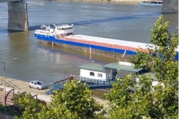 DRAMA KOD NOVOG SADA: Teretna barža udarila u stub mosta, saobraćaj obustavljen (VIDEO)