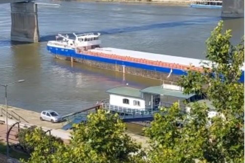 DRAMA KOD NOVOG SADA: Teretna barža udarila u stub mosta, saobraćaj obustavljen (VIDEO)