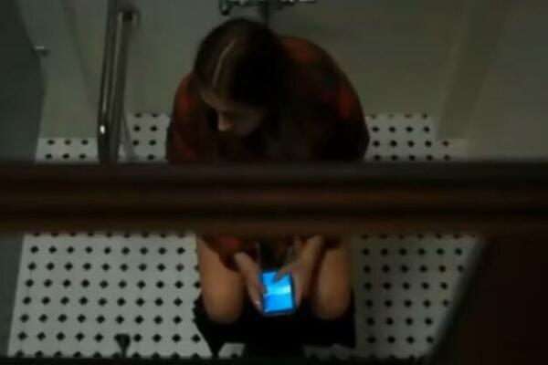 LEKARI UPOZORAVAJU DA NE NOSITE TELEFON SA SOBOM U WC DOK VRŠITE NUŽDU: Postoje 2 OPASNOSTI koje on IZAZIVA