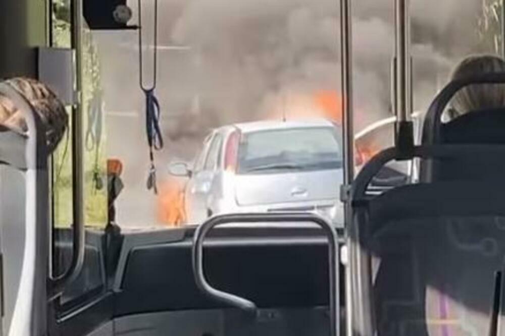 PUTNICI SNIMILI JEZIVU SCENU NA BANJICI: Dim KULJAO na SVE STRANE, plamen GUTAO AUTOMOBIL! (VIDEO)