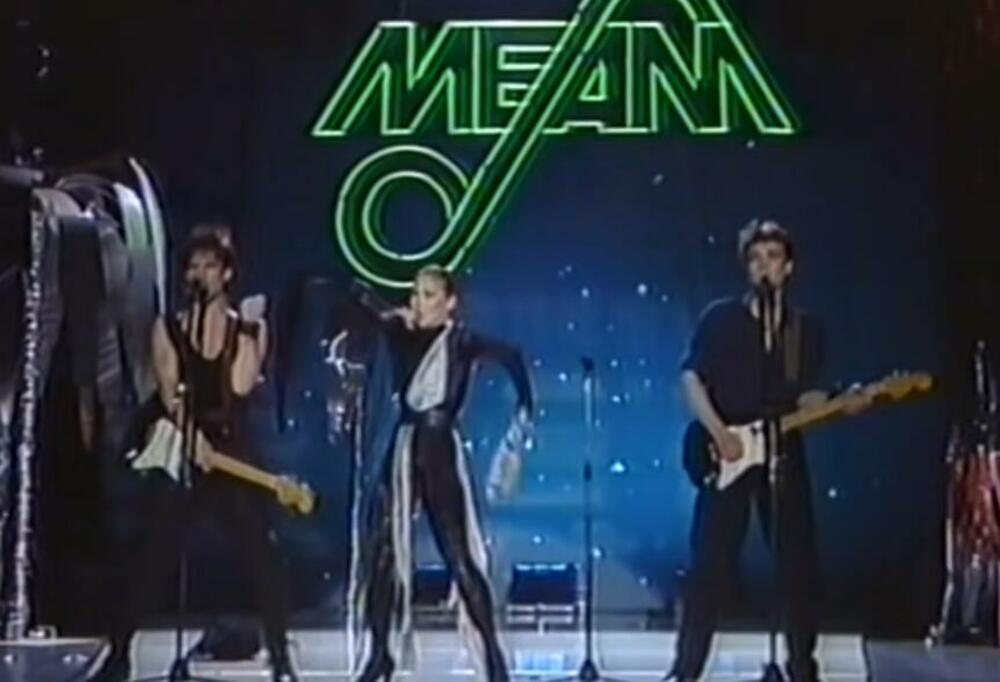 Karijeru je započela u grupi 'Deniz i Deniz'