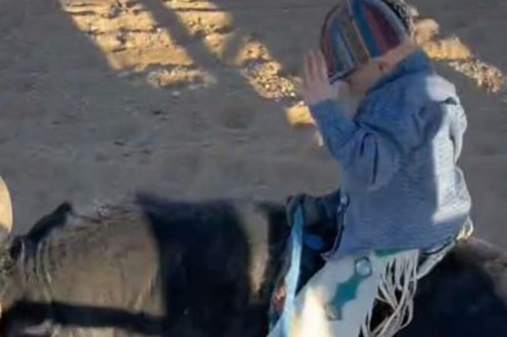 DETE OD 2 GODINE SELO NA BIKA, ONO ŠTO SE POTOM DESILO MNOGE JE ŠOKIRALO: Gledaćete u jednom dahu (VIDEO)