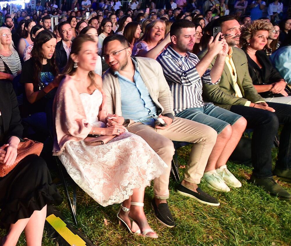 Ministarka ima istu haljinu kao pevačica