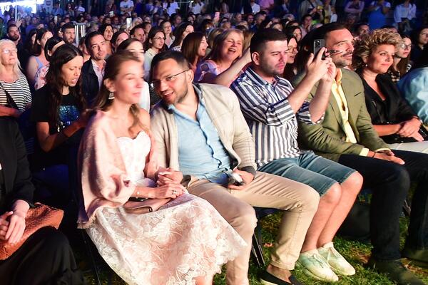 PRVO POJAVLJIVANJE MINISTARKE ĐEDOVIĆ I DAMIRA: Ljubavni par UHVAĆEN u JAVNOSTI, ona ima istu haljinu kao PEVAČICA