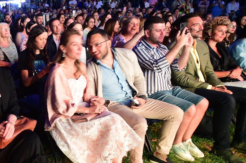 PRVO POJAVLJIVANJE MINISTARKE ĐEDOVIĆ I DAMIRA: Ljubavni par UHVAĆEN u JAVNOSTI, ona ima istu haljinu kao PEVAČICA