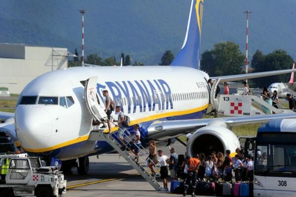 "RAJANER" OBJAVIO URNEBESNU FOTOGRAFIJU: I oni se priključili TRENDU, samo da pročitate šta su NAPISALI (FOTO)