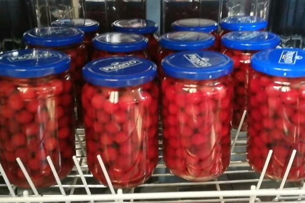 KOMPOT U MAŠINI ZA SUDOVE, DOMAĆICE POLUDELE ZA OVIM TRENDOM SPREMANJA ZIMNICE: Mnogo je LAKŠE od starinskog načina