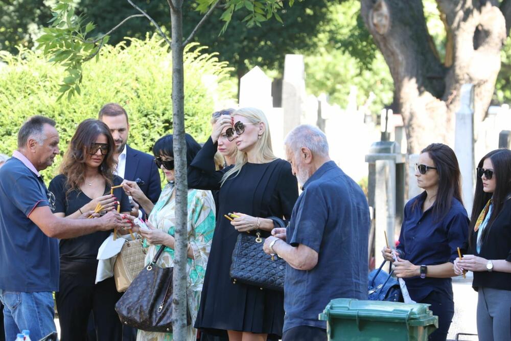 Među prvima, obučena u crno, stigla je udovica, bivša misica Sanja Papić