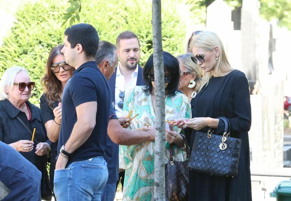 Oni su u tišini prisustvovali opelu koje je držao sveštenik.