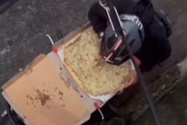 CELA SRBIJA ČITA PORUKU KOJU JE DOSTAVLJAČ HRANE POSLAO I NE VERUJE: Reakcije se nižu, a on ''SAMO pitao?!''(FOTO)