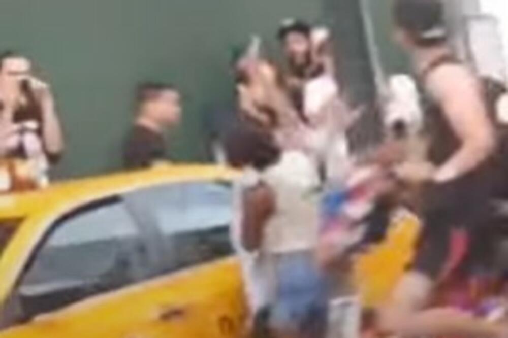 SNIMAK NAPADA NA TAKSISTU: Petoro ljudi ga TUKLO NA ULICI, prolaznici samo NEMO GLEDALI, nema dalje (VIDEO)