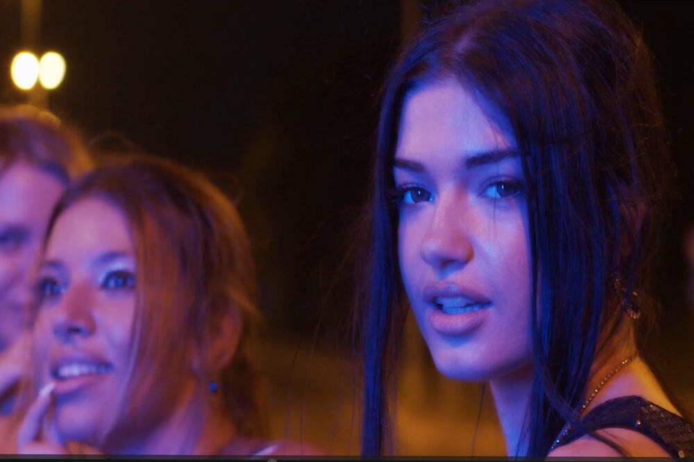 DIJAMANTI BEND PRAVO LETNJE OSVEŽENJE: Polugola devojka zaludela pevača