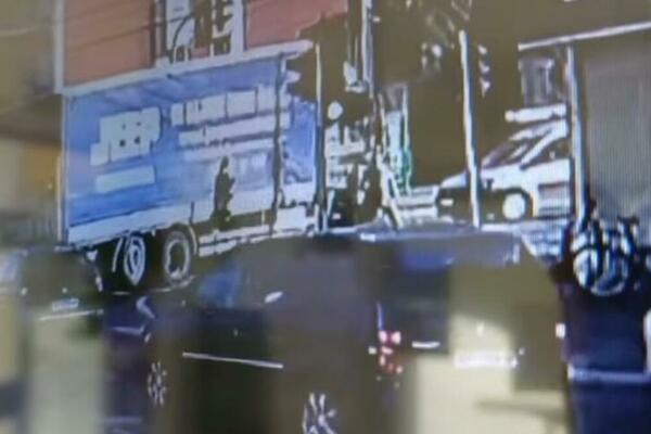 ISPLIVAO JEZIV SNIMAK IZ SURČINA: Kamion GAZI biciklistu, GLEDAJTE NA SOPSTVENU ODGOVORNOST! (VIDEO)