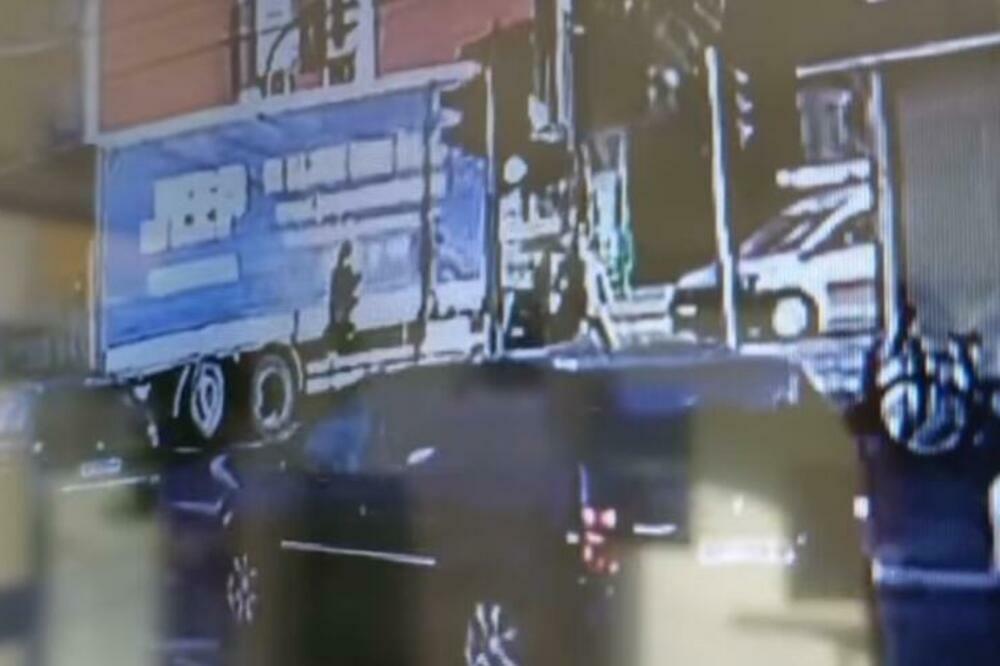 ISPLIVAO JEZIV SNIMAK IZ SURČINA: Kamion GAZI biciklistu, GLEDAJTE NA SOPSTVENU ODGOVORNOST! (VIDEO)