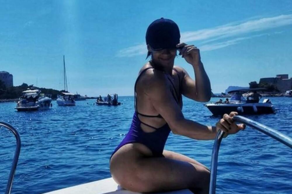 SRPSKA GLUMICA OKRENULA LEĐA I PODIGLA NOGU! PRITISAK SKAČE NA 300: Pozirala u TANGICAMA pa RASPALILA maštu