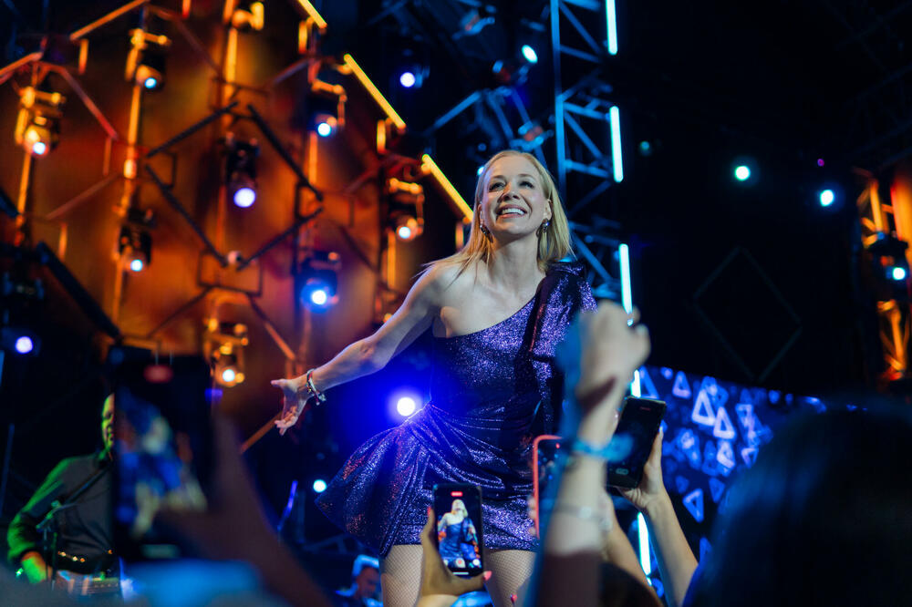 DA LI JE MOGUĆE DA SE OVO DESILO? FAN PRED GOMILOM LJUDI TRAŽIO BROJ OD JELENE ROZGE: Njena reakcija je HIT