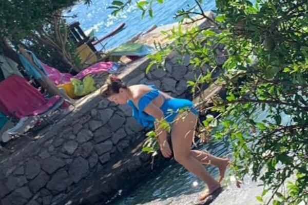 SVE ŽENE HOĆE DA IZGLEDAJU KAO NEDA: Espreso uhvatio pevačicu u KUPAĆEM, na izgledu bi joj pozavidele MNOGO MLAĐE