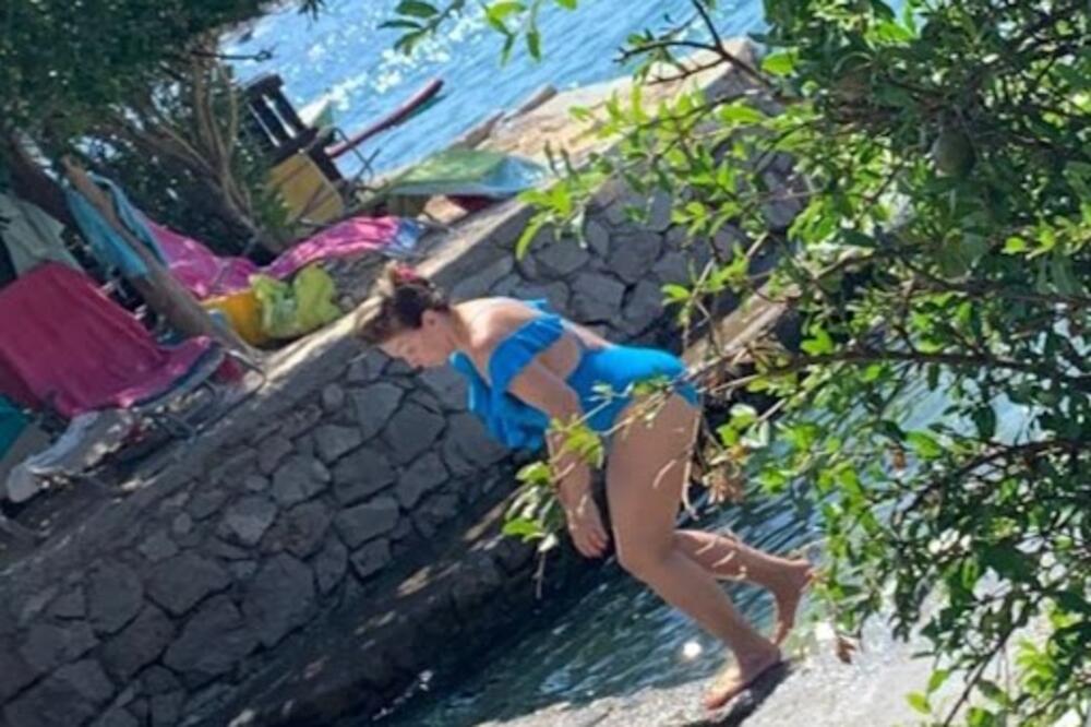 SVE ŽENE HOĆE DA IZGLEDAJU KAO NEDA: Espreso uhvatio pevačicu u KUPAĆEM, na izgledu bi joj pozavidele MNOGO MLAĐE