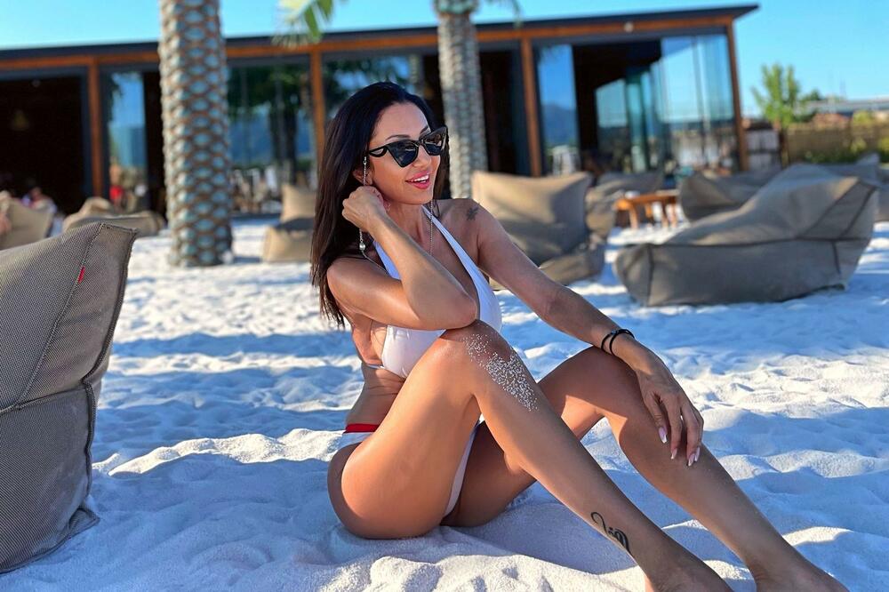 VRELA VODITELJKA U KUPAĆEM DANAS MAMI NA GREH: Tračice čuvaju INTIMU, a telo zategnuto do PERFEKCIJE (FOTO)