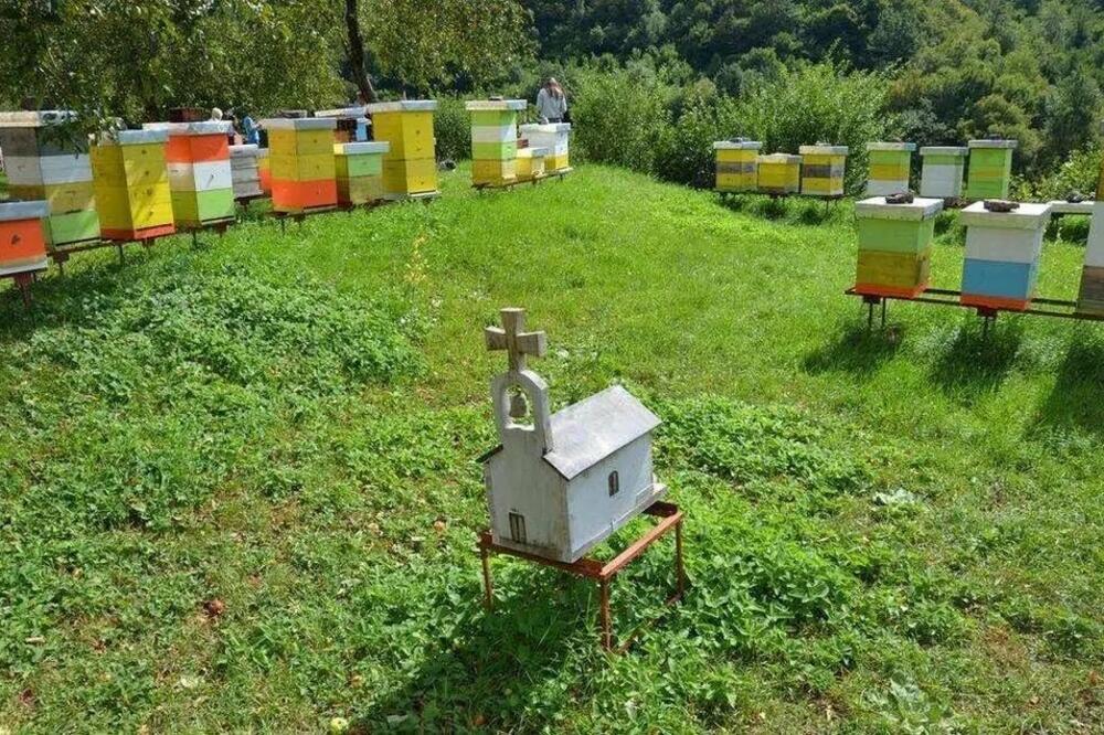 ČOVEK PORED PČELINJAKA NAPRAVIO CRKVU, LJUDI ZATEČENI: "Koji bolesnici su među nama" (FOTO)