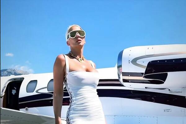 JAKA I VRELA, KARLEUŠA JE SAN SVIH SRBA: Fotka iz PRIVATNOG AVIONA gori, HALJINA sa prorezima OTKRILA PREVIŠE?