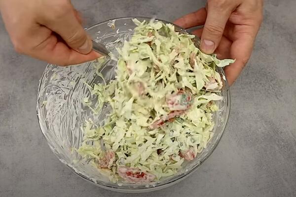 OVO SIGURNO NISTE ZNALI! Sveža salata od KUPUSA kog svaki SRBIN VOLI: Lako se sprema, a osvežava na VRUĆINI