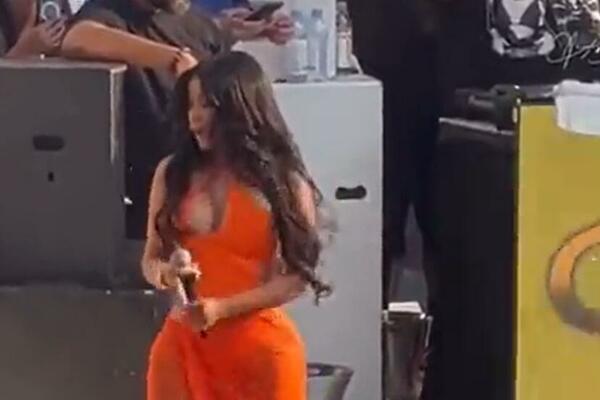 SKANDAL NA PEVAČICINOM NASTUPU: Devojka je POLILA pićem, a OVA nju GAĐALA MIKROFONOM