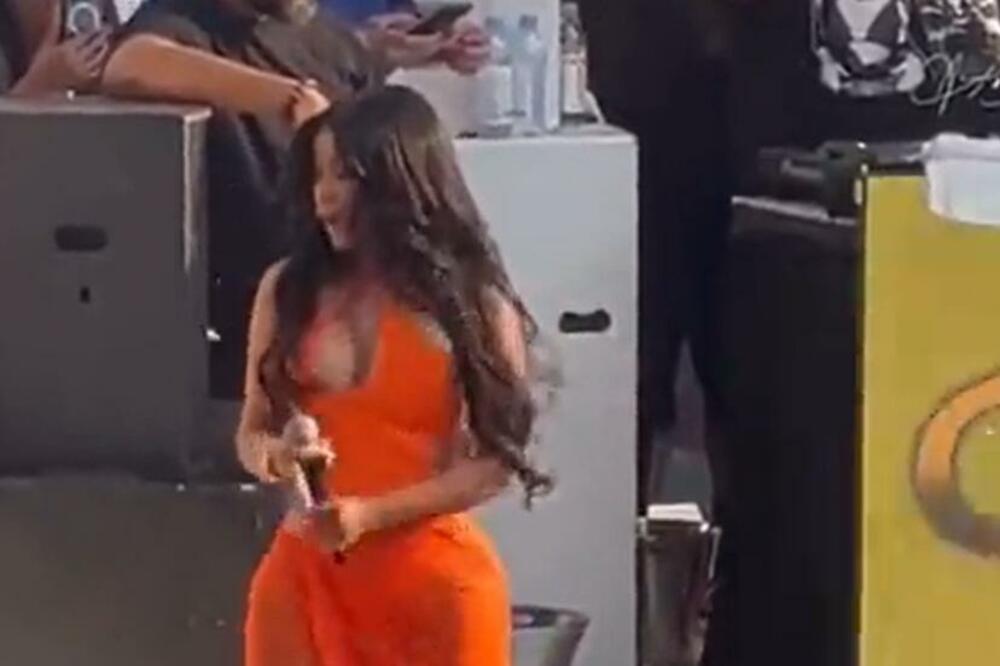 SKANDAL NA PEVAČICINOM NASTUPU: Devojka je POLILA pićem, a OVA nju GAĐALA MIKROFONOM