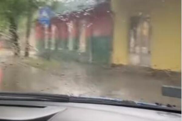 SNIMCI OLUJE KOJA NAM JE DOŠLA IZ HRVATSKE: Kiša NE STAJE, Vojvodina u GROTLU nevremena (VIDEO)