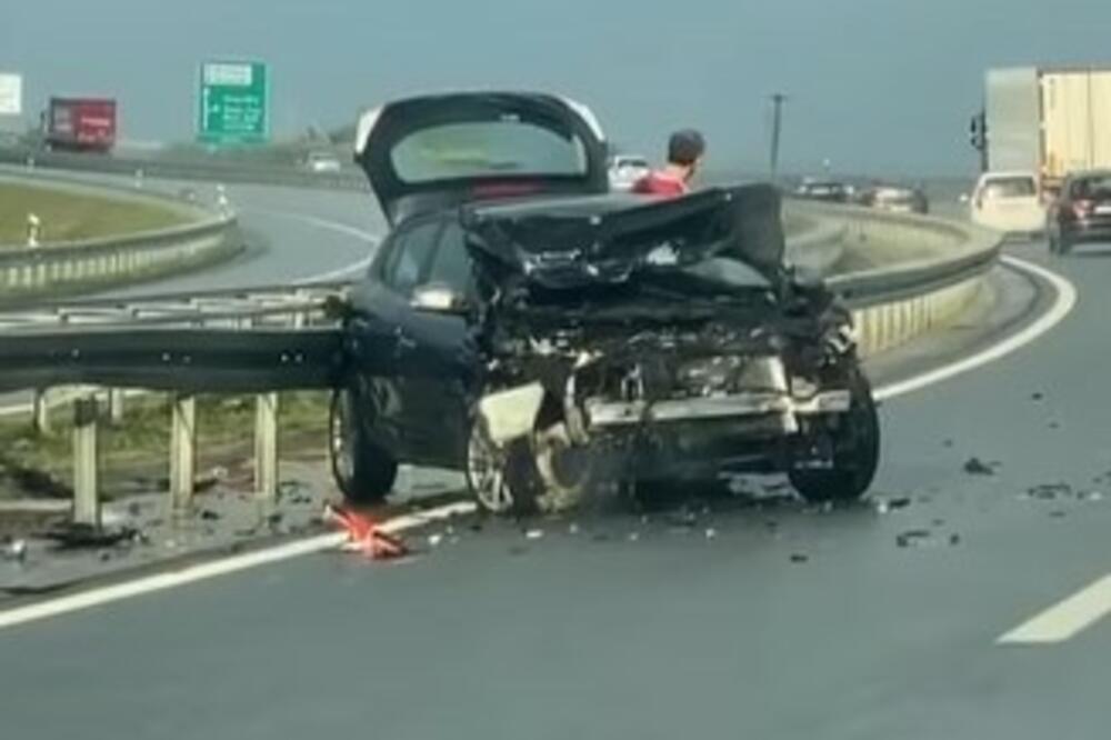 TEŠKA SAOBRAĆAJNA NESREĆA NA AUTO-PUTU MILOŠ VELIKI: Automobil totalno uništen (VIDEO)
