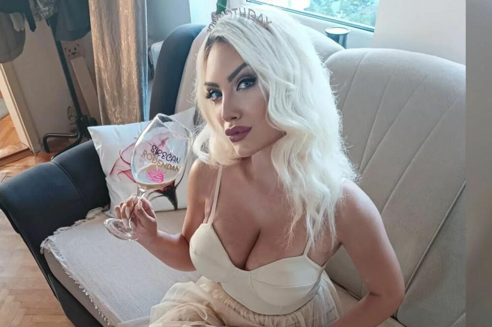 Da li ova vrela plavuša ima silikone? Zbog bujnog dekoltea postala glavna tema, ljudi ne prestaju da bruje o...