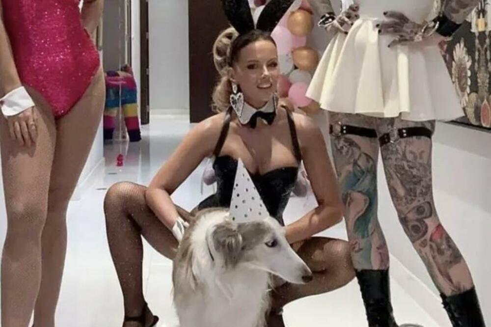 IMA 50 GODINA I TELO KAKVO DEVOJKE PRIŽELJKUJU: Glumica je "ZAUVEK MLADA" čak i kao VRELA ZEČICA: Ponovo PROVOCIRA