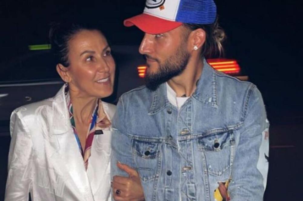 SKINULA SE I GUDELJINA MAMA! Baš je JAKA i ZATEGNUTA: Zauzela pozu u BIKINIJU, a gornji deo preti da EKSPLODIRA