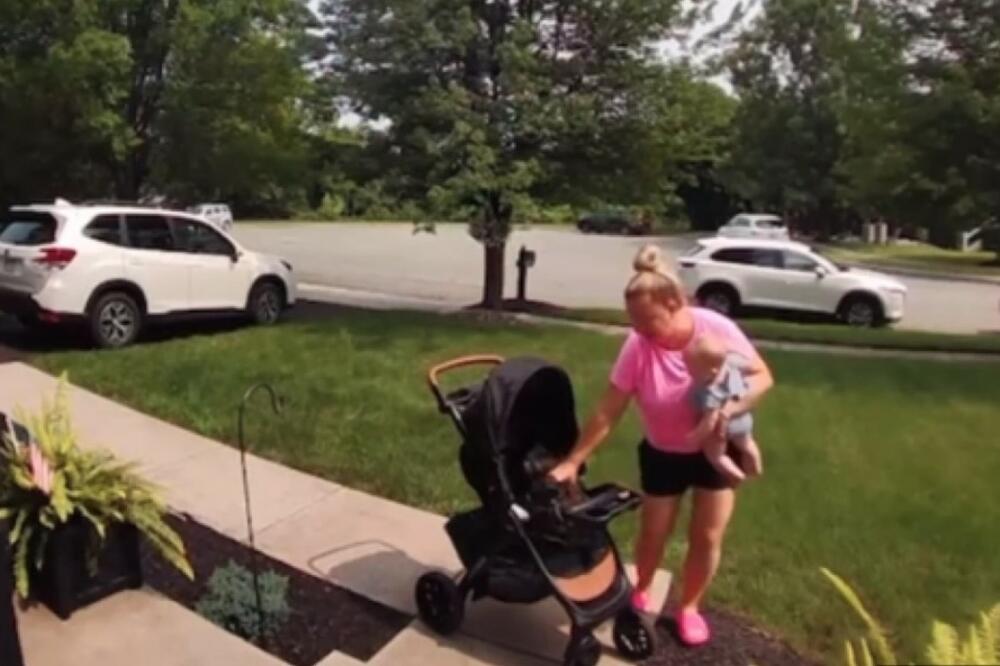 STAVLJALA JE BEBU U KOLICA, A KAD JE PODIGLA PREKRIVAČ, SLEDILA SE U MESTU: Samo je vruisnula i ukopala se (VIDEO)