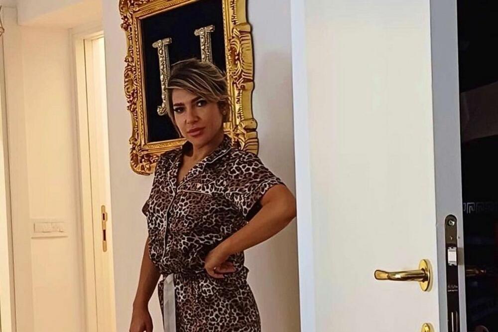 NIJE SE NI UMILA NI OPRALA ZUBE! Pojavila se PRIVATNA fotografija VODITELJKE PINKA: Sve se dešava u STANU